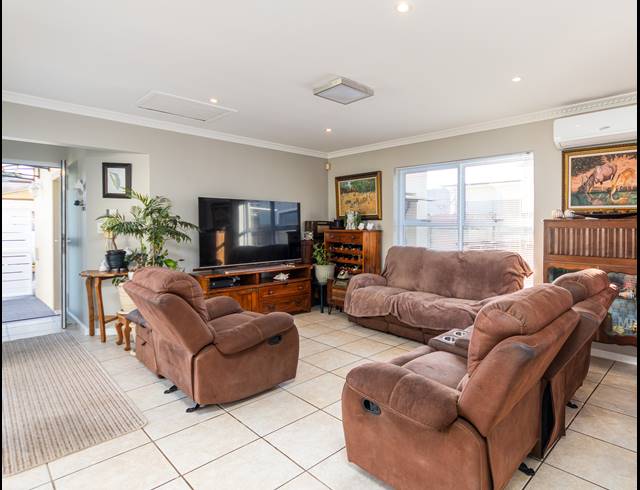 2 BEDROOM FREESTANDING TO LET IN PARKLANDS
